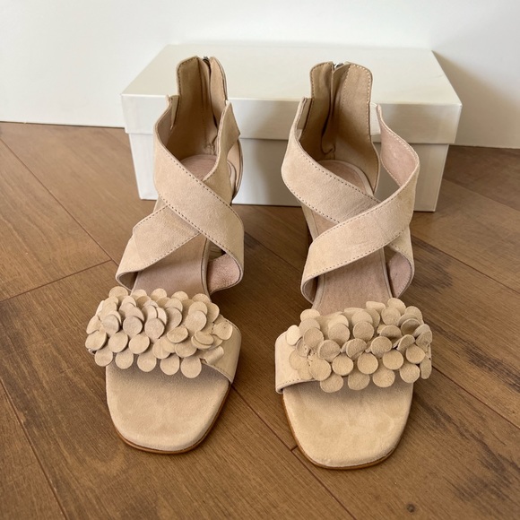 NEW Sundance catalogue cream beige petal suede sandals 40 - Picture 1 of 6